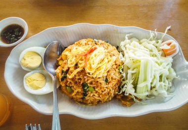 Domuz eti ve sebzeli kızarmış pirinç.