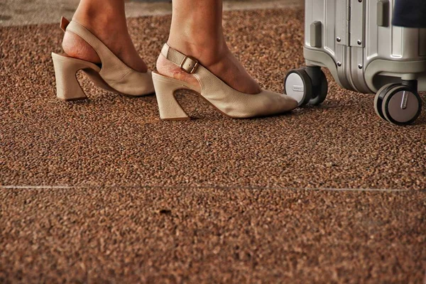 Seyahat yasağı ve sınır kapatma kavramını gösteren el çantası taşıyan bir gezgin covid-19 'un yayılımıyla savaşmak ve salgının eğrisini düzleştirmek için