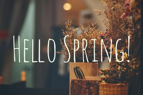 İlkbahar sezonunun gelişini karşılamak için Merhaba Bahar tipografi arka planı