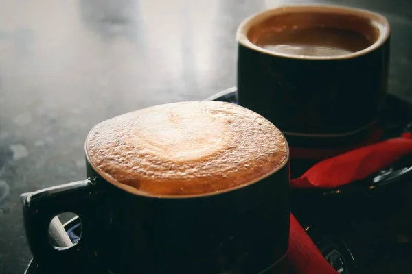 Bodegón Conceptual Mostrando Dos Tazas Café Para Mostrar Concepto Distanciamiento — Foto de Stock