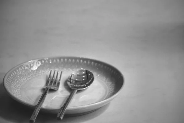 Conceptual Photo Empty Plate Cutlery Show Concept Economic Recession Financial — Stock Photo, Image