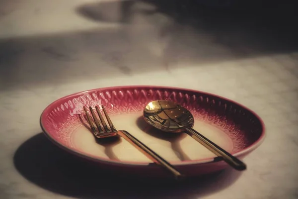 Пустые Тарелки Столик Ресторане Показывают Одиночество Экономический Кризис Депрессию Вызванные — стоковое фото