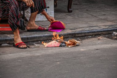 Tet Holiday ya da Çin Yeni Yılı 'nda Çin atalarına tapınmada ortak olarak yakılan hayalet ya da ruh parası olarak da bilinen Joss kağıdı.