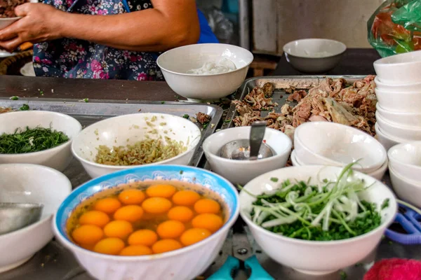 Street Food Stall Vendendo Macarrão Tradicional Vietnamita Pho Nas Ruas — Fotografia de Stock
