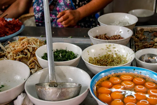 Street Food Stall Vendendo Macarrão Tradicional Vietnamita Pho Nas Ruas — Fotografia de Stock