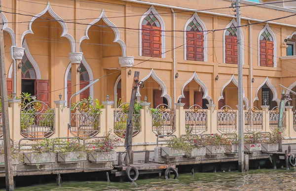 Bangkapi 'deki Khlong Saen Saep Kanalı' nın yanındaki Rıdvan İslam Camii Tayland 'daki İslam kültürünü gösteriyor ve Müslüman gezginler için turistik bir cazibe.