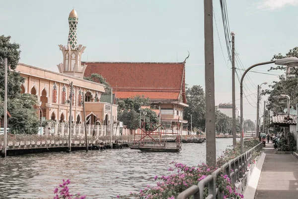 Bangkapi 'deki Khlong Saen Saep Kanalı' nın yanındaki Rıdvan İslam Camii Tayland 'daki İslam kültürünü gösteriyor ve Müslüman gezginler için turistik bir cazibe.