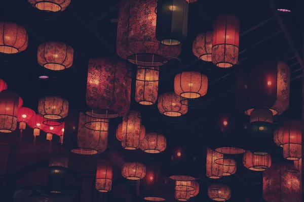 Penang Malezya 'daki Sonbahar Festivali ya da Ay Pastası Festivali sırasında güzel fener süslemeleri 