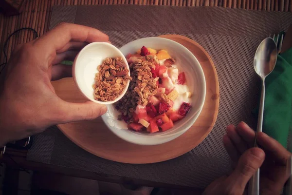 Pełne Wegańskie Śniadanie Miski Tropikalnych Owoców Smoothie Musli Jako Sposób — Zdjęcie stockowe