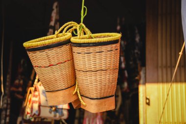 Vietnam 'ın orta dağlık kesimlerindeki Dak Lak Eyaleti Buon Don köyünde turist hatırası olarak satılan geleneksel dokuma sepeti Vietnam etnik kabilesinin yaşamını, kültürünü ve geleneğini gösteriyor.