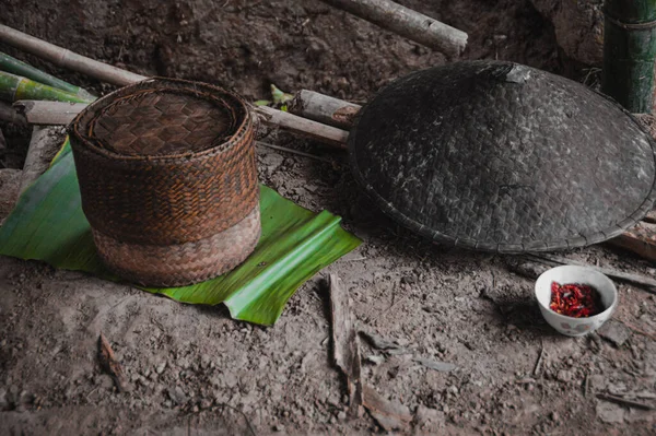 Geleneksel Tayland ve Lao örgü bambu sepeti Kratip adı verilen pirinç pişirme kabı olarak kullanılır.