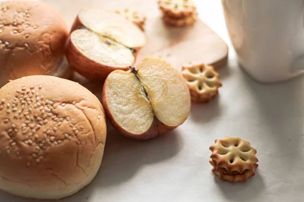 Taze pişmiş ekmek, elmalı bisküvi ve kahveyle, covid-19 karantinası sırasında zihinsel sağlıkla başa çıkmak ve desteklemek için evde kahvaltı yapmanın rahatlatıcı duygusunu gösteriyor.