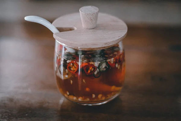 Prik Namsom veya biberli sarımsaklı sirke sosu Tayland mutfağında geleneksel bir baharattır.