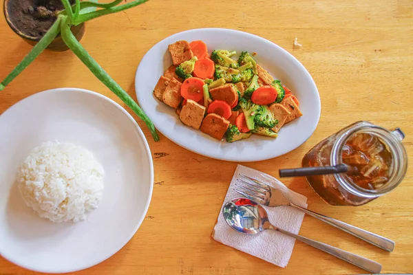 Míchejte Smažené Tofu Brokolici Mrkev Vařenou Bílou Rýží Ledovou Kávou — Stock fotografie