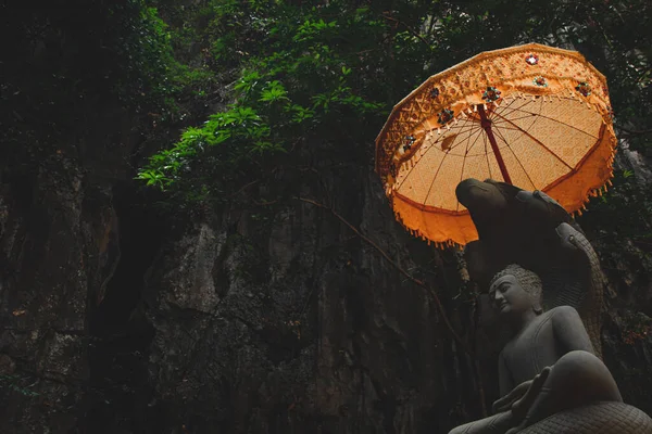 Foto Cinematográfica Chattra Paraguas Símbolo Budista Tibetano Sabiduría Poder Espiritual —  Fotos de Stock