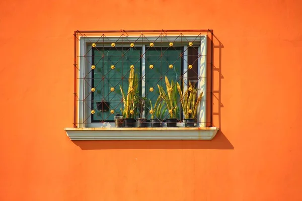 Foto Minimalista Una Ventana Una Pared Color Naranja — Foto de Stock