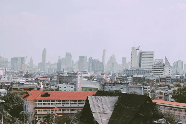 都市の大気汚染の深刻さを示すスモッグに覆われたタイのバンコクの混雑したスカイライン — ストック写真