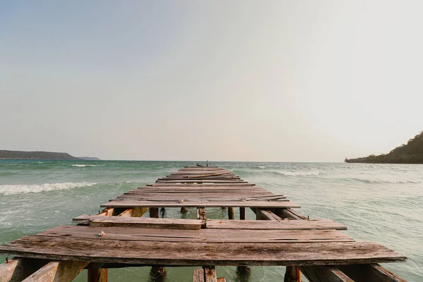 Filmhafte Sommerkulisse Eines Kaputten Holzstegs Vor Dem Weiten Blauen Meer — Stockfoto