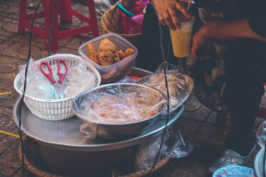Vietnamlı sokak yemekleri satıcısı geleneksel sırıkla şeker satıyor.