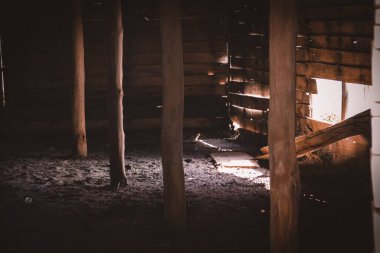 Kamboçya, Kamboçya 'daki tuzlu tarlalarda hasat sırasında eski ahşap baraka tuz depolamak için kullanılır.
