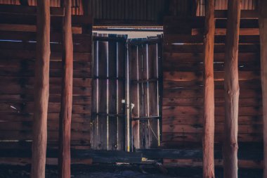 Kamboçya, Kamboçya 'daki tuzlu tarlalarda hasat sırasında eski ahşap baraka tuz depolamak için kullanılır.