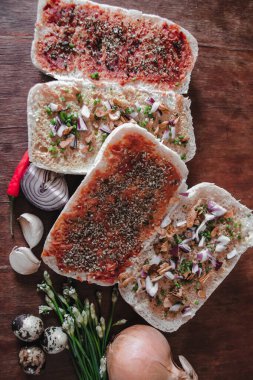 Vejetaryen pizza ekmeği, yeni normal yaşam tarzını gösteren covid-19 salgınından dolayı karantina ve kendini izole etme sırasında evde yapılması kolay bir aperatif fikir.