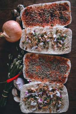 Sağlıklı vejetaryen pizza molası vermek, zihinsel sağlığı desteklemek ve covid-19 salgını sırasında ev karantinası ve sosyal mesafeyle başa çıkmak için yaratıcı ev yemekleri yapmak.