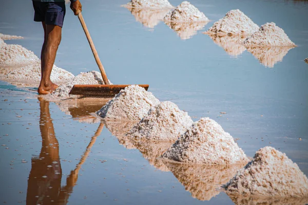 カンボジアのカンポット州で伝統的な塩の収穫の写真は クメール人の地元の文化 現実の生活を示しています — ストック写真