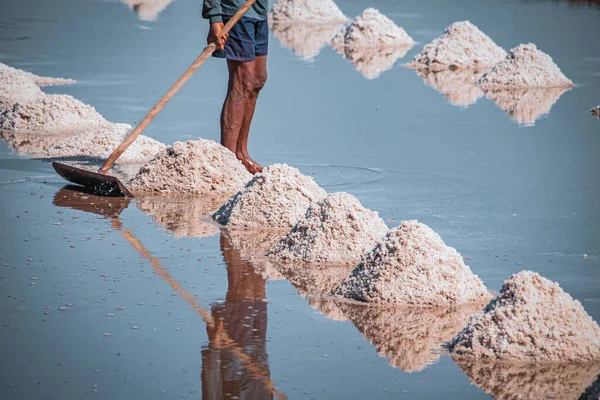 カンボジアのカンポット州で伝統的な塩の収穫の写真は クメール人の地元の文化 現実の生活を示しています — ストック写真