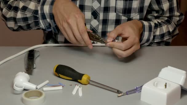 Électricien Tord Fil Cuivre Électrique Vue Rapprochée Sur Les Mains — Video