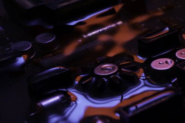 Kırmızı ve mavi yansıma ile Vintage devre kartı