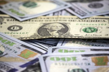 Arka planda 100 dolarlık bir banknot var.