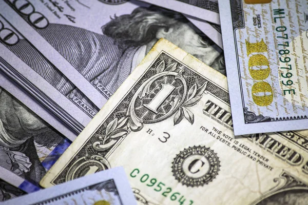 Un billete de un dólar en el fondo hecho con un banco de cien dólares — Foto de Stock