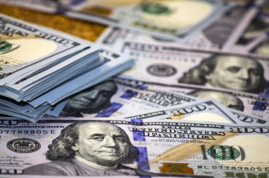 Franklin portresi ve 100 dolarlık deste.