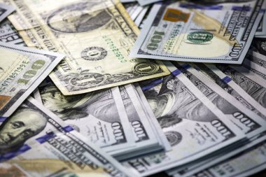 Arka planda bir dolarlık banknot.