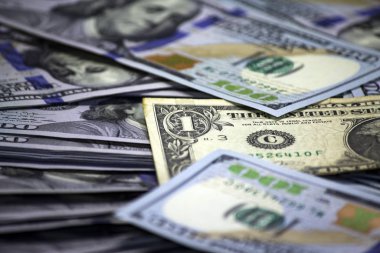 Arka planda 1 dolarlık banknot var.