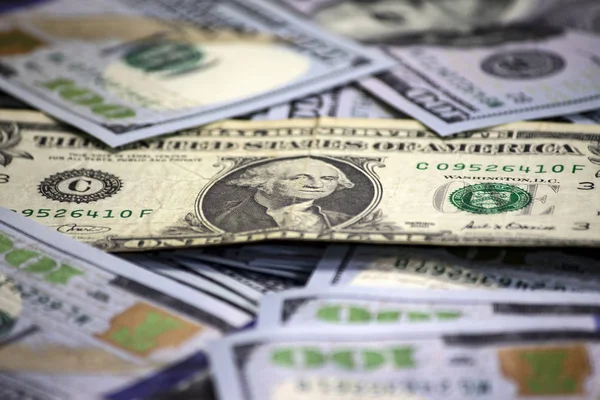 Een dollar biljet close-up van een pakje van honderd dollar biljetten — Stockfoto
