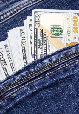Kot pantolonun cebinde 100 dolarlık banknotlar