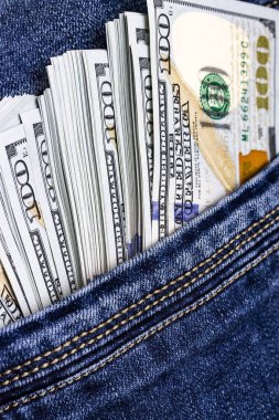 Kot pantolonun cebinde 100 dolarlık banknotlar