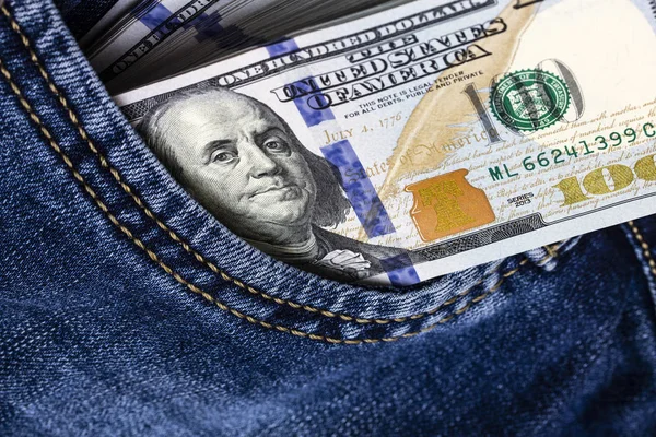 Amerykańskie banknoty sto dolarów w kieszeni niebieskich dżinsów — Zdjęcie stockowe