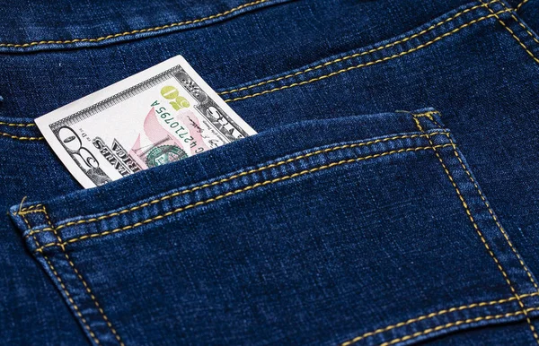 Billetes americanos de cincuenta dólares en un bolsillo de vaqueros azules — Foto de Stock