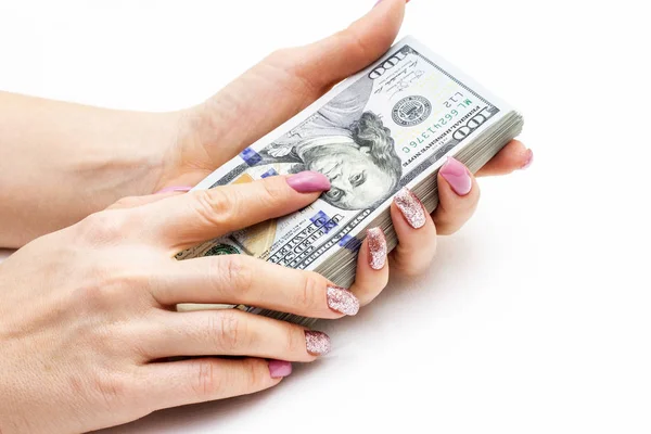 Ręce kobiet trzymających banknoty dolarowe na białym tle — Zdjęcie stockowe