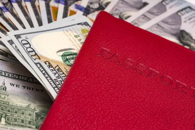 Amerikan doları banknotuyla kırmızı bir pasaport kapağını kapat 