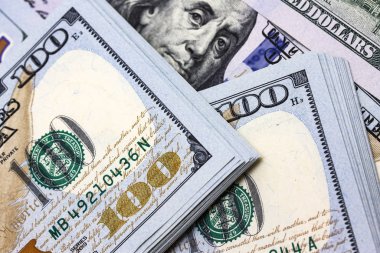 Bir sürü yüz dolarlık banknotları kapatın.