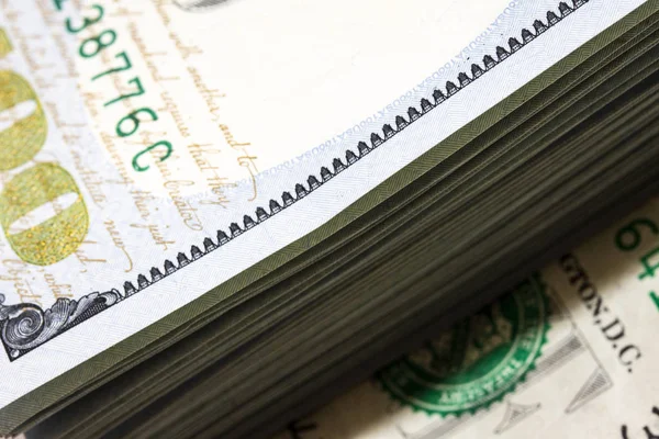 一美元钞票上堆积起来的一美元钱 — 图库照片