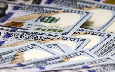 100 dolarlık banknotların üzerine yığılmış dolarları kapat