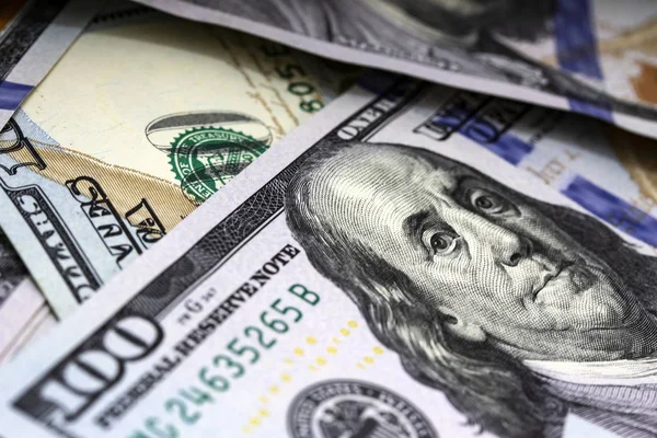 Le regard de Benjamin Franklin sur un billet de 100 dollars — Photo
