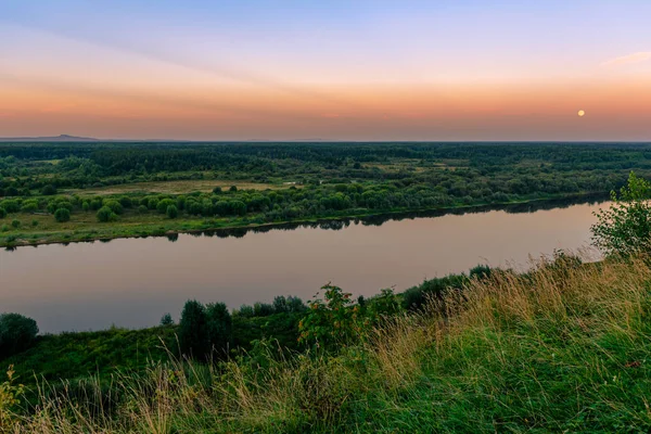 Захід сонця з Місяцем — стокове фото