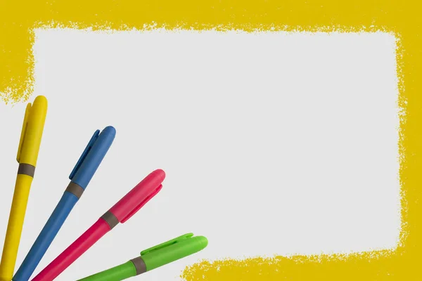 Beyaz arkaplanda eğlenceli bir tasarıma sahip renkli işaretler