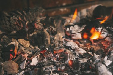 Odun ve kömür yanıyor ve közler oluşturuyor.